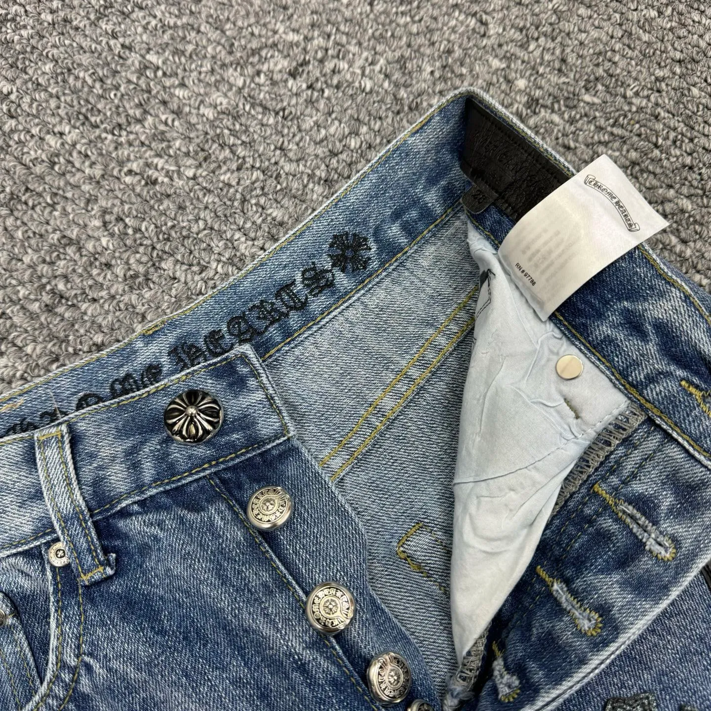 P280 Style No.: H823 Chrome Hearts & Chrome Hearts Blue Bull Starry Sky patchwork leather cross jeans - using starry sky theme patchwork leather elements, mostly presented in the shape of a cross, with glitter on the surface of the leather, which is dazzling under the light. The unique design has simple and elegant details, exquisite workmanship, the entire trousers are neatly routed, and the details are in place! It’s so cool that both men and women can easily control the genderless trend!  Color: blue Size: S-M-L-XL-XXL